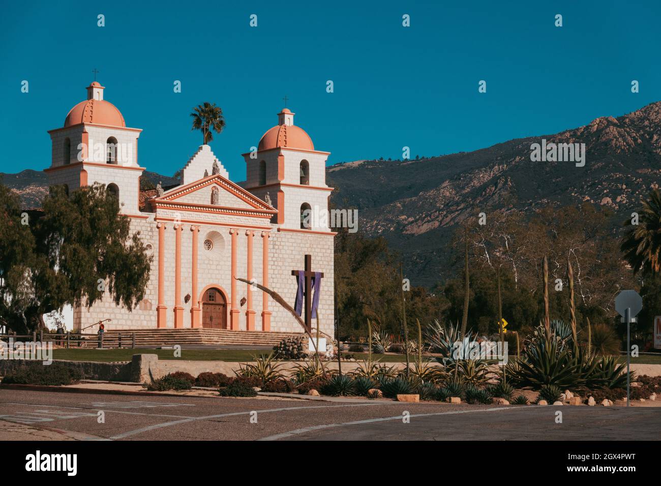 La Vecchia Missione di Santa Barbara, California. Fondata nel 1786 dagli spagnoli per la conversione religiosa dei popoli indigeni al cattolicesimo Foto Stock