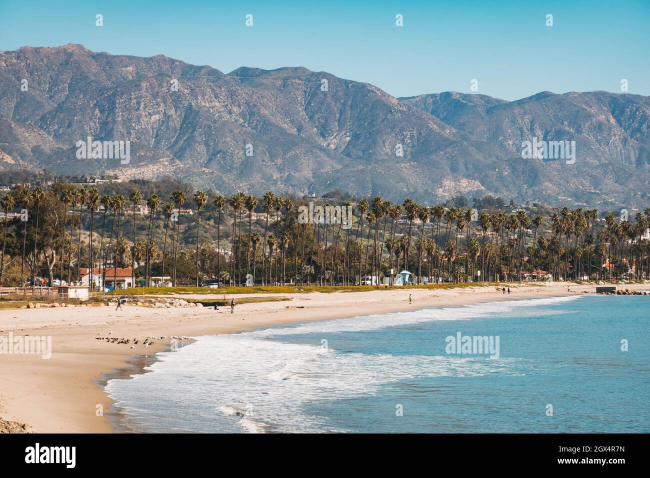 East Beach a Santa Barbara, California. Fiancheggiata da palme e con ampie vedute dell'Oceano Pacifico e delle montagne di Santa Ynez Foto Stock