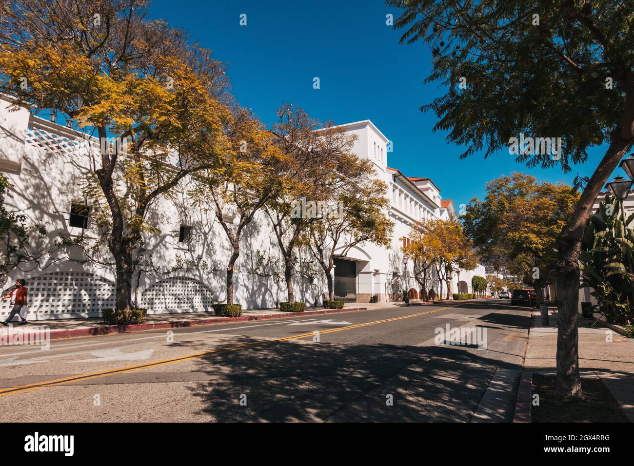 Il lato posteriore del centro commerciale Paseo Nuevo a Santa Barbara, California. Progettato in uno stile architettonico coloniale spagnolo Revival Foto Stock