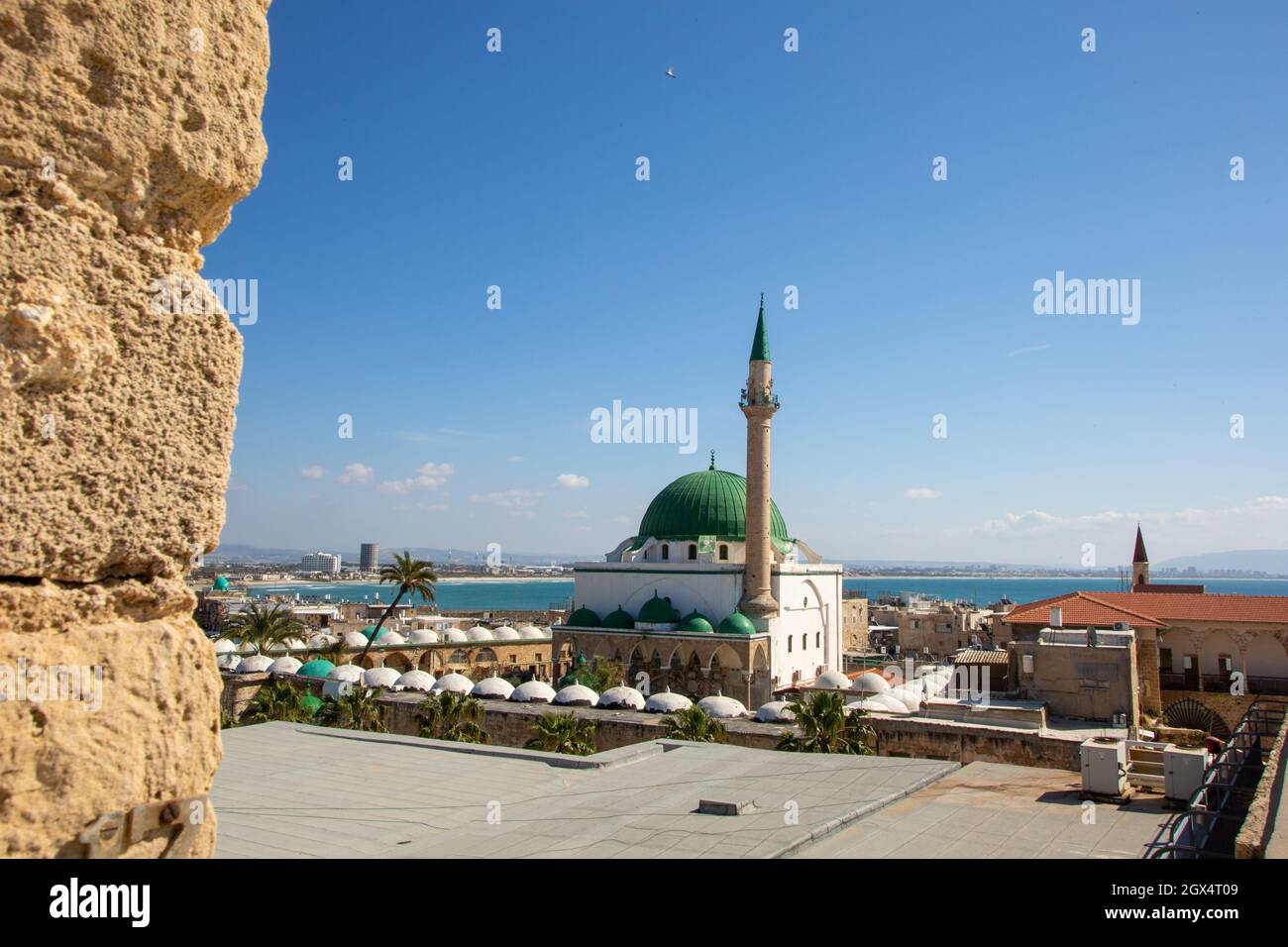 Vista dell'antica città di Akko (Acre) e della Moschea di El-Jazzar sul mare Mediterraneo Medio Oriente, Israele Foto Stock