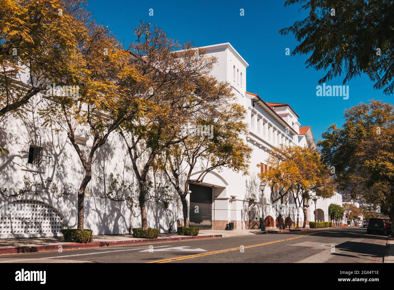 Il lato posteriore del centro commerciale Paseo Nuevo a Santa Barbara, California. Progettato in uno stile architettonico coloniale spagnolo Revival Foto Stock