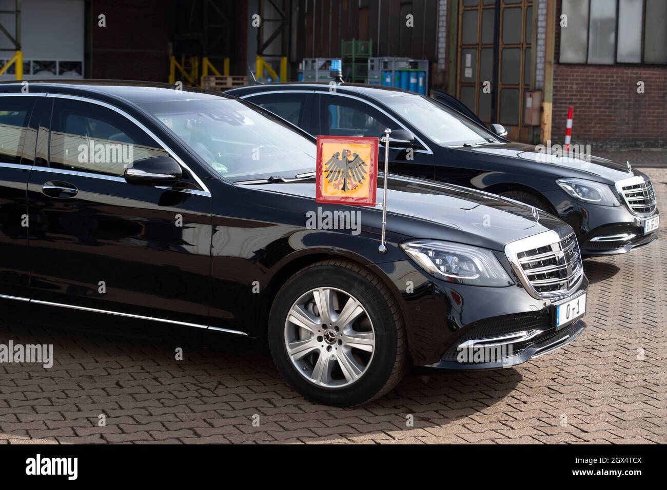 La limousine del Presidente federale, standard con aquila federale e confine rosso, visita del Presidente federale Frank Walter Steinmeier nella regione della Ruhr in occasione del sessantesimo anniversario dell'accordo di assunzione tedesco-turco, 09/28/2021, FWH Stahlguss GmbH, Friedrich Wilhelms-Huette, CE Muelheim, Â Foto Stock