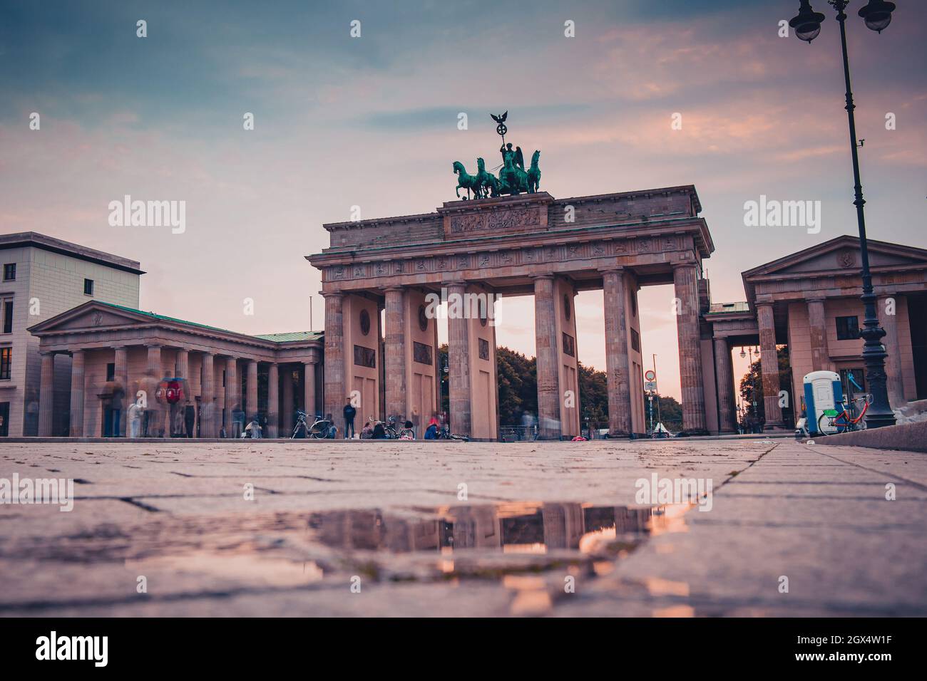 Panorama della porta di brandeburgo a berlino in una serata colorata con pittoresche nuvole. Colossale monumento a berlino. Foto Stock