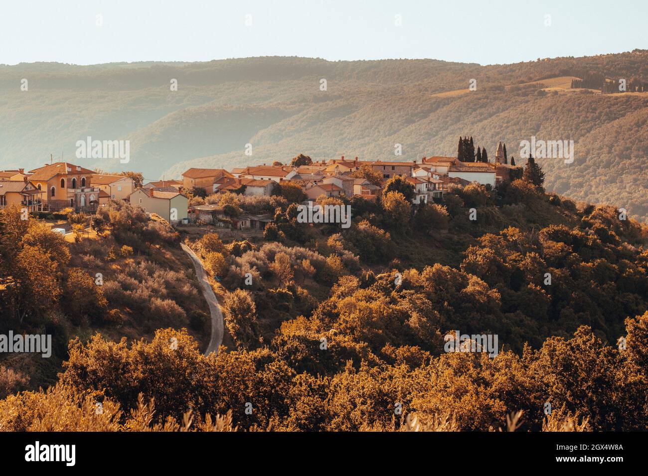 Villaggio eautiful di Kostabona nella parte centrale dell'Istria slovena, un villaggio medievale sulla cima della collina in una giornata di sole. Foto Stock