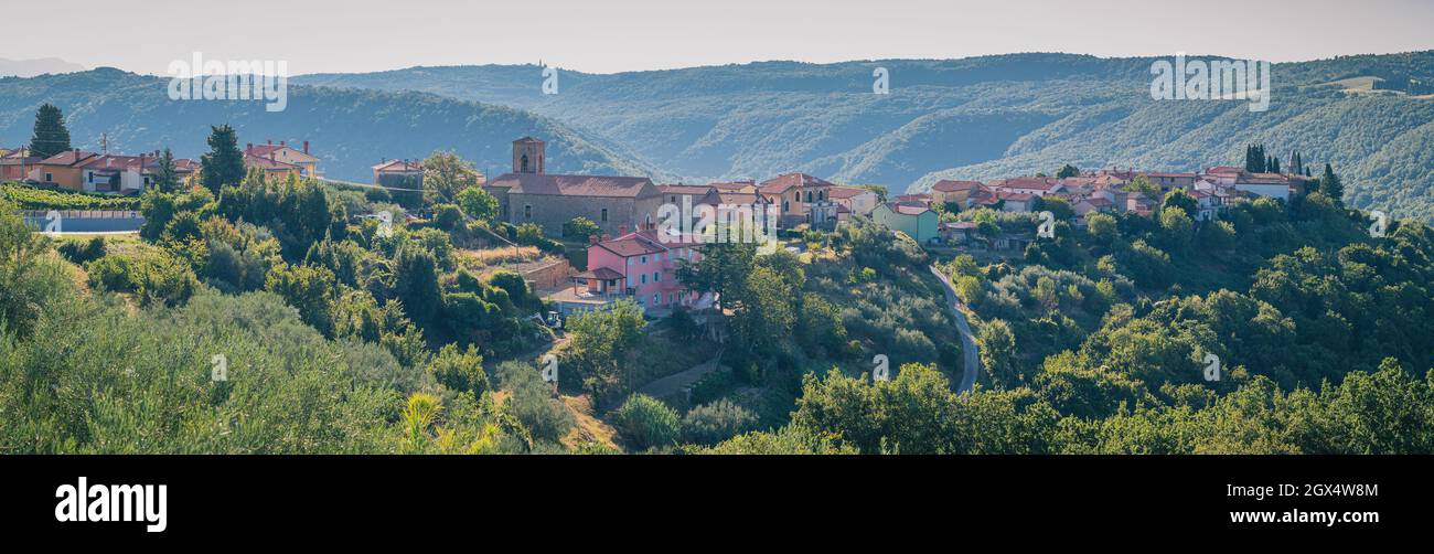 Villaggio eautiful di Kostabona nella parte centrale dell'Istria slovena, un villaggio medievale sulla cima della collina in una giornata di sole. Foto Stock