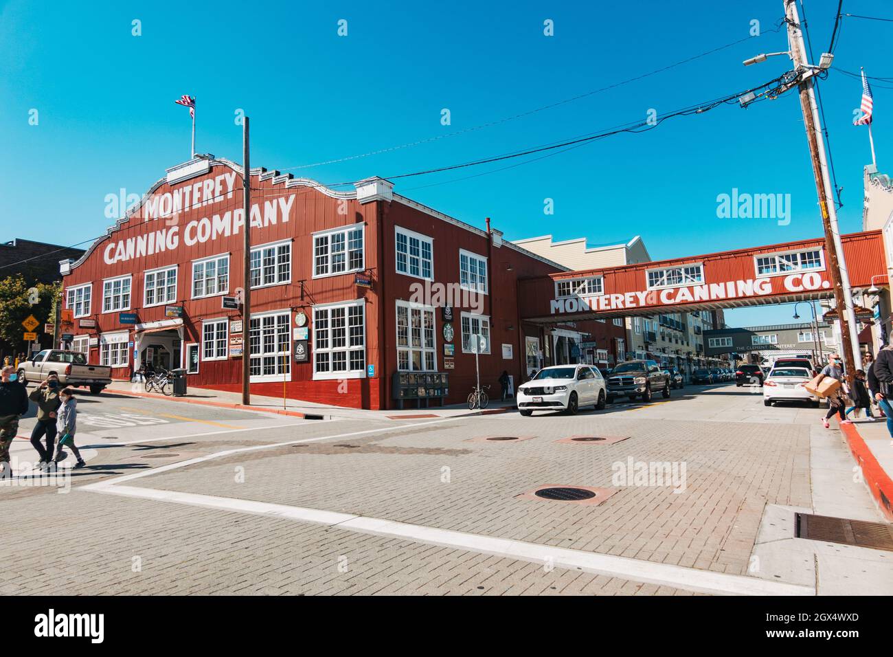 La vecchia fabbrica di Monterey Canning Company ancora nel suo schema di vernice originale, oggi un centro commerciale Foto Stock