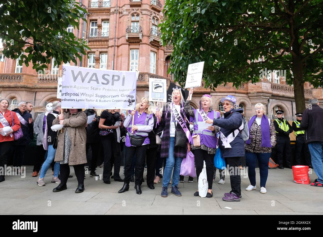 Manchester, Regno Unito – Lunedì 4 ottobre 2021 – Donne contro l’ingiustizia pensionistica statale – WASPI protesta le donne fuori dalla Conferenza del partito conservatore nel centro di Manchester contro l’aumento dell’età pensionabile femminile. Foto Steven Maggio / Alamy Live News Foto Stock