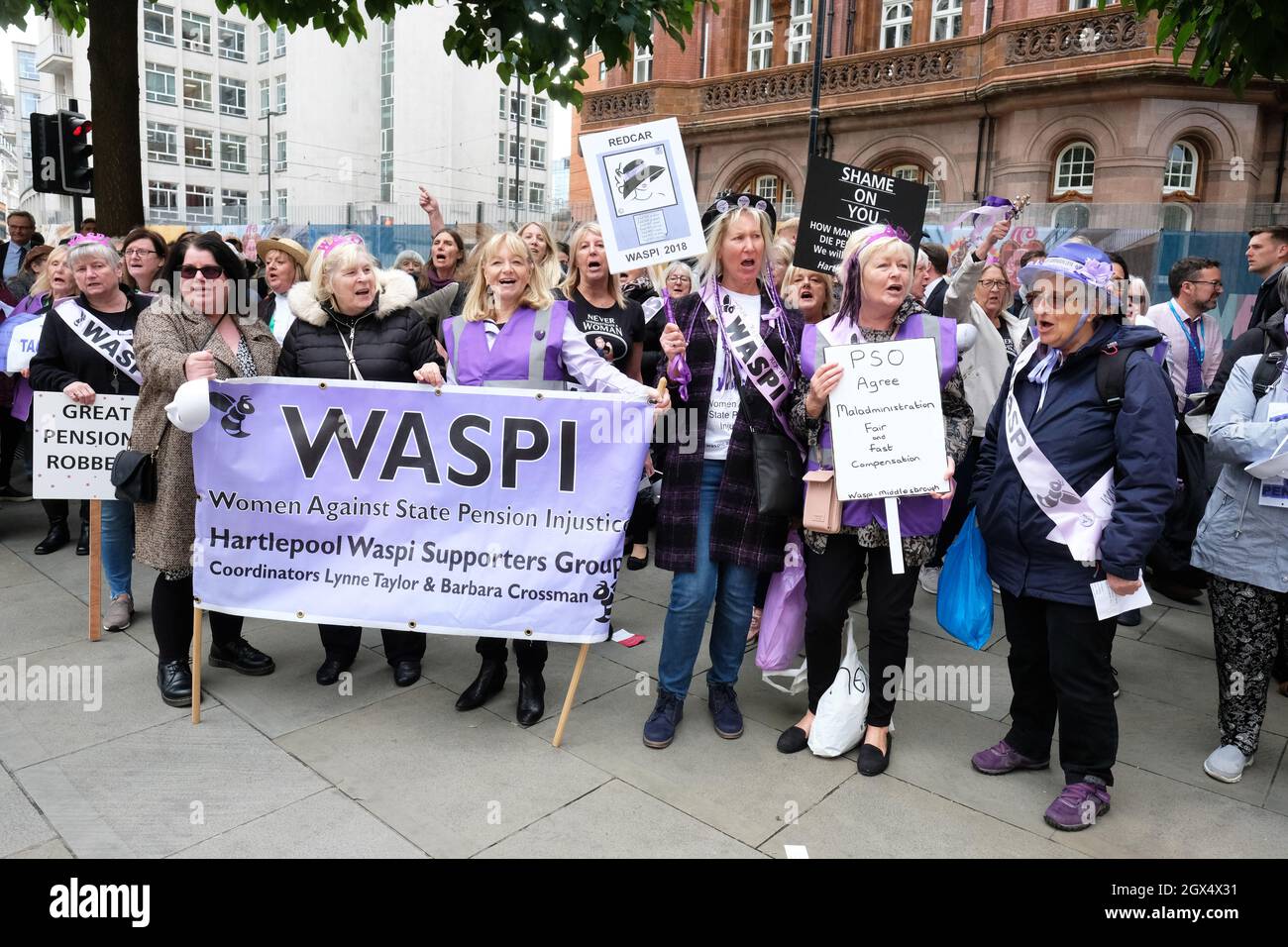 Manchester, Regno Unito – Lunedì 4 ottobre 2021 – Donne contro l’ingiustizia pensionistica statale – WASPI protesta le donne fuori dalla Conferenza del partito conservatore nel centro di Manchester contro l’aumento dell’età pensionabile femminile. Foto Steven Maggio / Alamy Live News Foto Stock