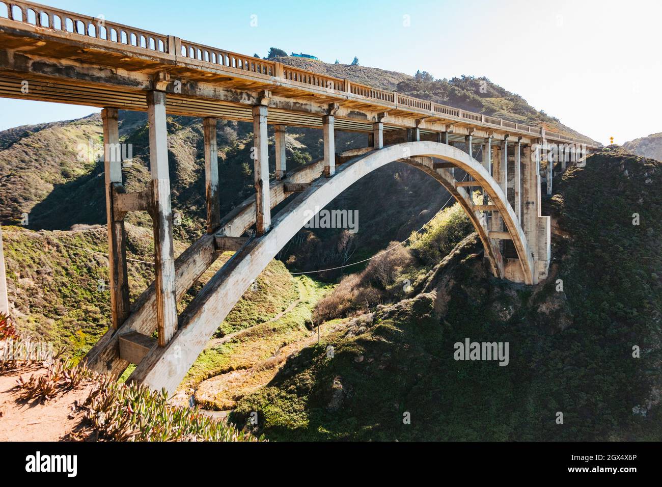 Il ponte ad arco a ponte aperto Rocky Creek Bridge, costruito nel 1932 a Big sur, California, USA, porta l'autostrada state Route 1 sulla valle Foto Stock