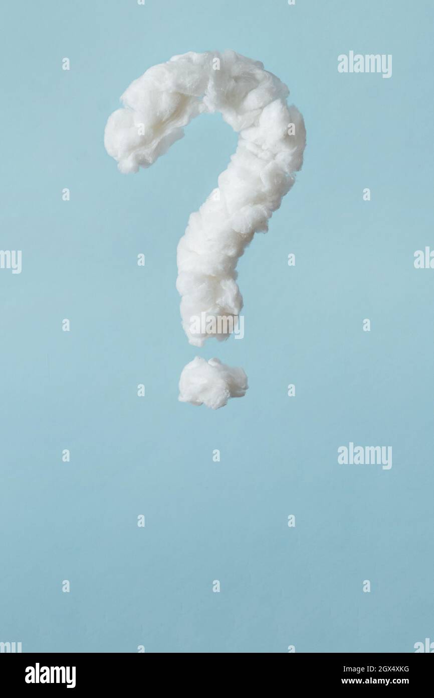 Punto interrogativo bianco in lana di cotone soffice con lo stile di una nuvola su sfondo blu con spazio di copia sottostante per un modello di design Foto Stock