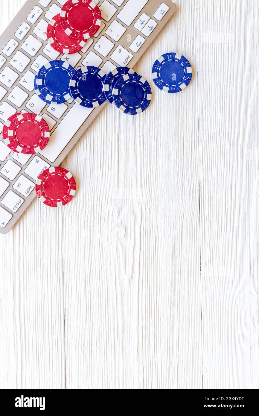 Concetto di gioco di poker online con chip di gioco d'azzardo. Sfondo del casinò Foto Stock