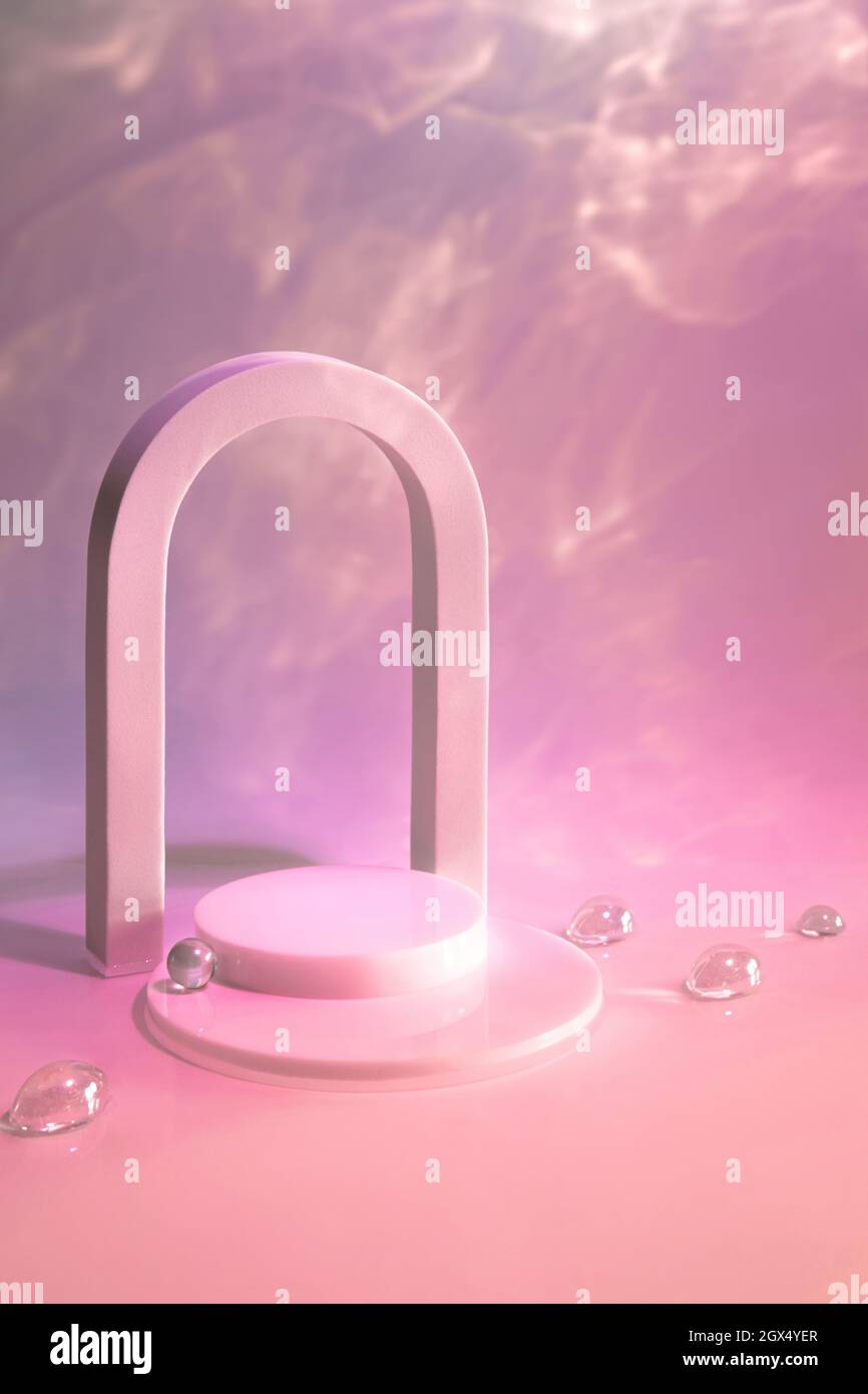 scena vuota con podio e arco su sfondo pastello Foto Stock