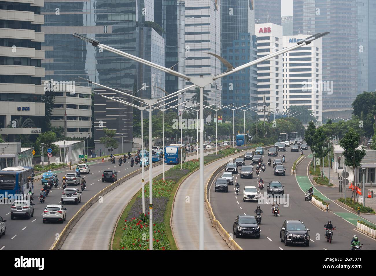 Giacarta. 4 ottobre 2021. I veicoli e gli edifici sono visti nel centro di Jakarta, capitale dell'Indonesia, il 4 ottobre 2021, la Giornata Mondiale dell'Habitat. Il tema della Giornata mondiale dell'habitat di quest'anno è "accelerare l'azione urbana per un mondo senza carbonio”. Credit: Veri Sanovri/Xinhua/Alamy Live News Foto Stock
