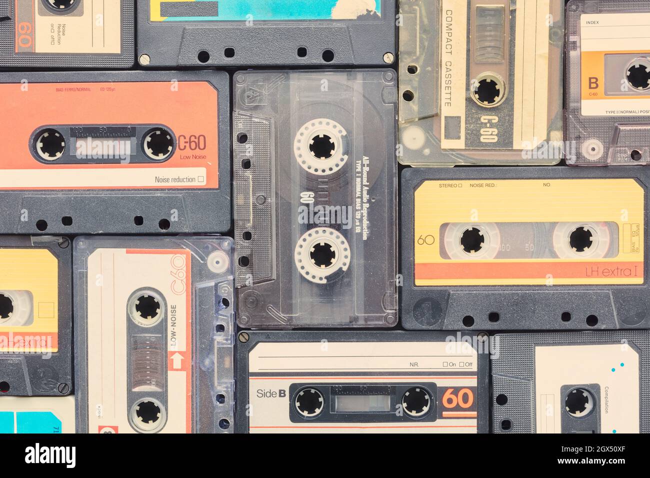 Assortimento di diverse cassette compatte audio vintage resistenti agli agenti atmosferici Foto Stock