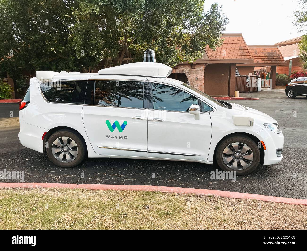 Una vettura autoguidata Waymo dotata di sensori LiDAR, naviga in un parcheggio a Tempe, Arizona Foto Stock