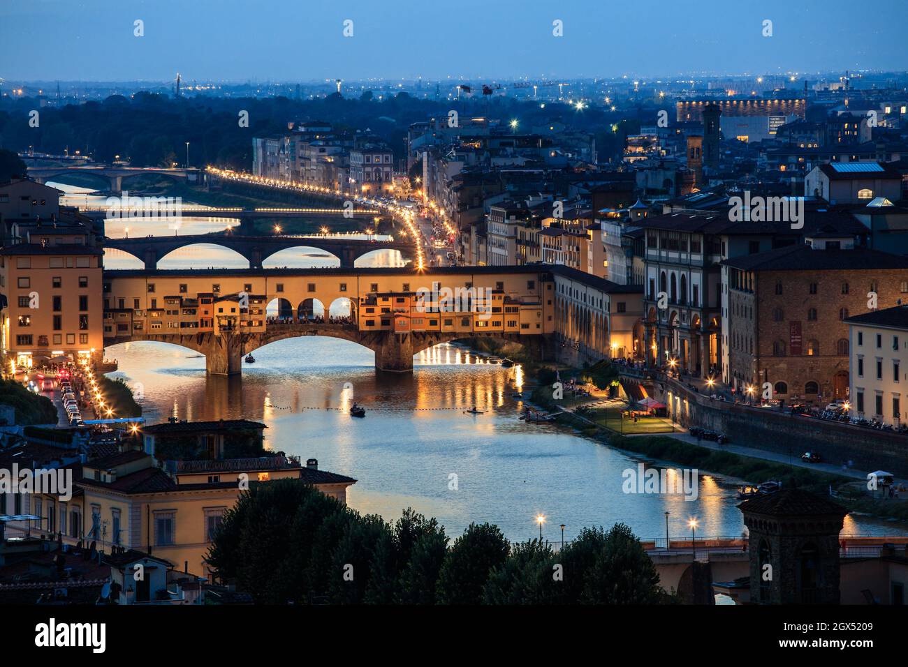 Ponte Vecchio e il fiume Arno di notte. Firenze. Italia. Foto Stock
