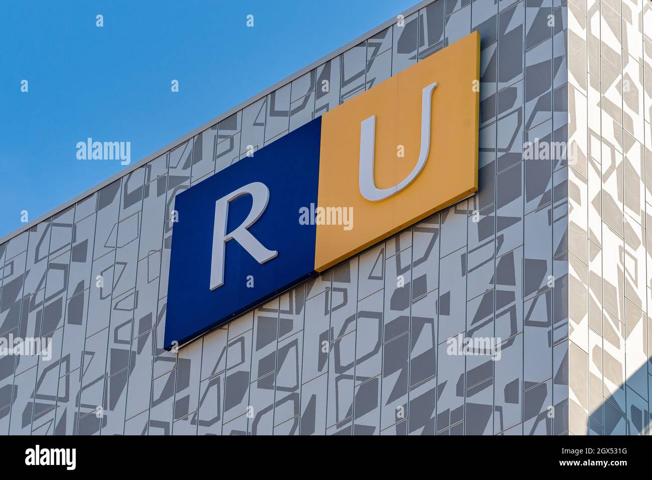 Logo e segno della Ryerson University nel quartiere centrale della città di Toronto in Canada. L'università ha approvato la rimozione del nome Ryerson da i Foto Stock