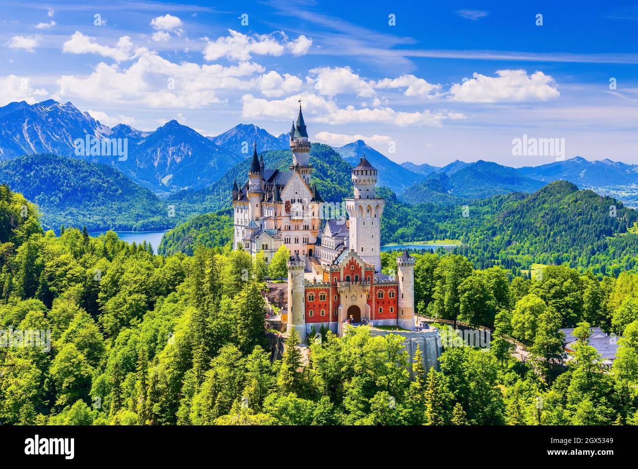 Castello di Neuschwanstein, Germania. Vista frontale del castello con le Alpi bavaresi sullo sfondo. Foto Stock