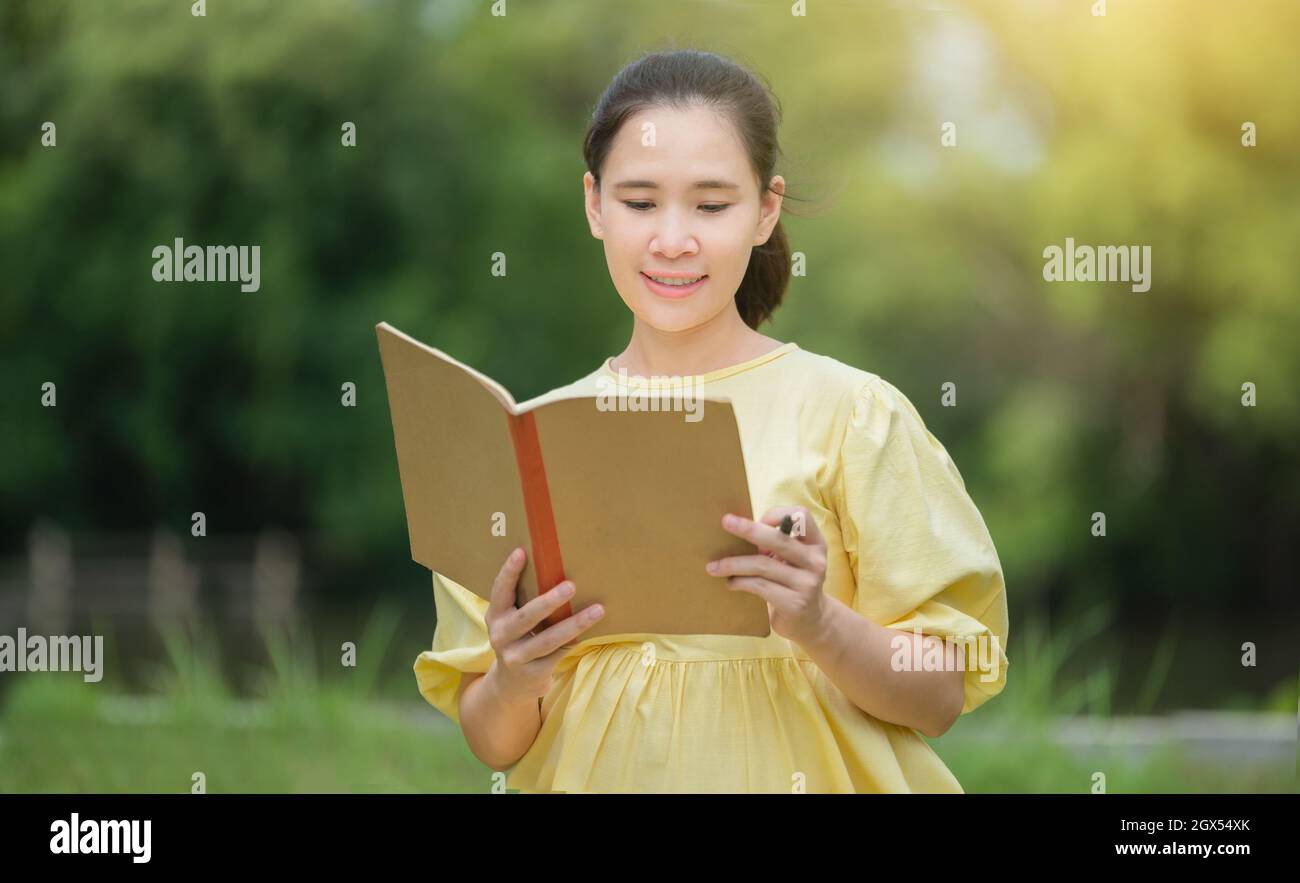 la madre tiene il libro di record di salute del bambino, la madre registra la salute del bambino Foto Stock