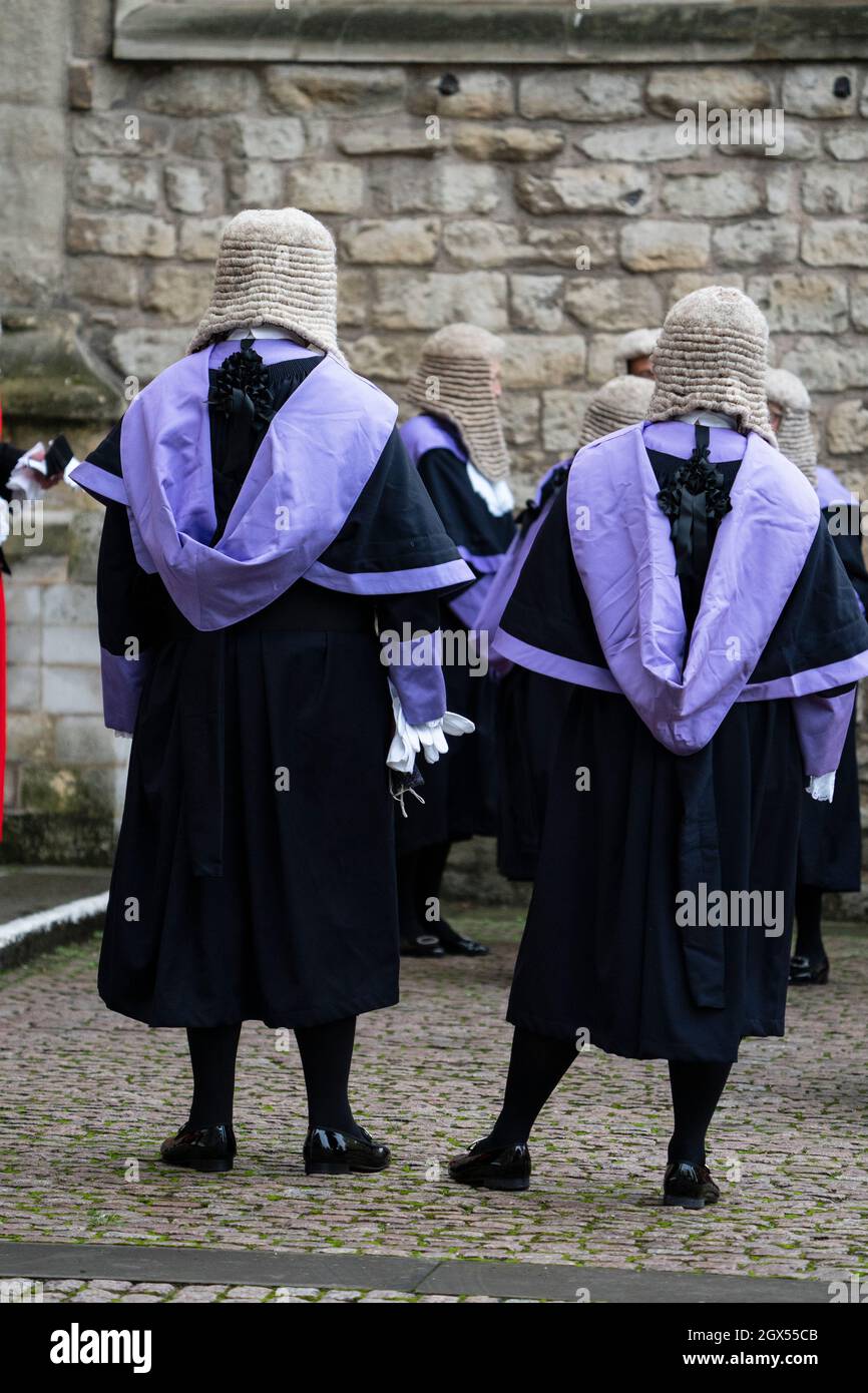 LONDRA - 1° OTTOBRE: Il Servizio Giudici annuale si è svolto presso l'Abbazia di Westminster a Londra oggi, 1° ottobre 2021. All’inizio dell’anno legale, il Cancelliere del Signore, Dominic Raab, i giudici, le personalità giuridiche del Q.C e gli alti dirigenti, camminano in una processione dall’Abbazia di Westminster alle Camere del Parlamento, per un’accoglienza ospitata dal Cancelliere del Signore. La consuetudine risale al Medioevo, quando i giudici pregarono per la guida all'inizio dell'anno legale. Foto di David Levenson/Alamy Foto Stock