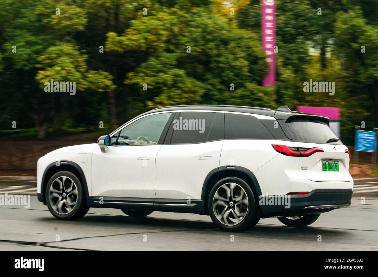 Un Nio ES8 SUV elettrico essendo azionato nella città cinese di Suzhou. Foto Stock