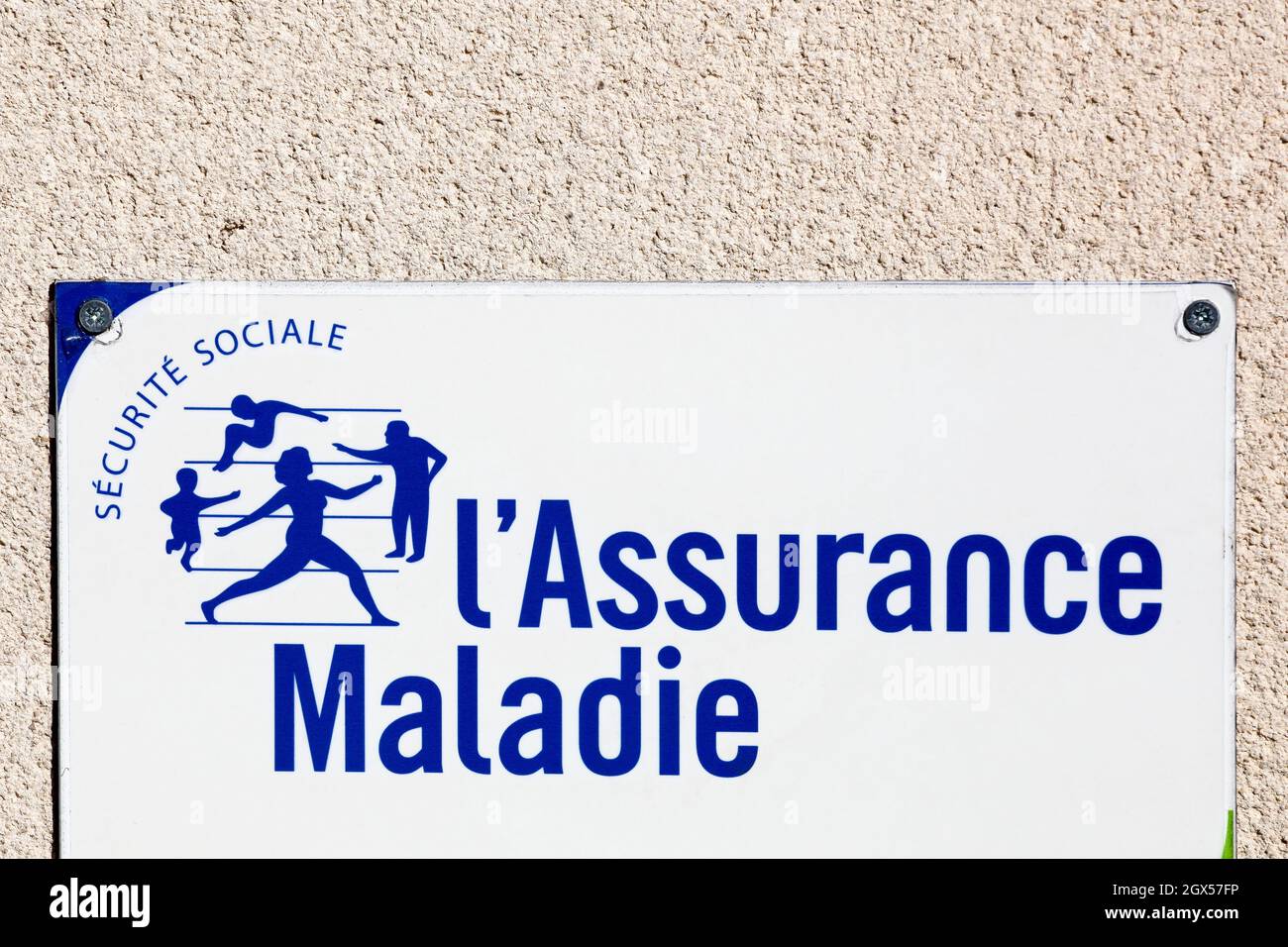 Jassans, Francia - 8 marzo 2020: Firma francese di ramo di malattia e di previdenza sociale su un muro chiamato Assurance Maladie in lingua francese Foto Stock