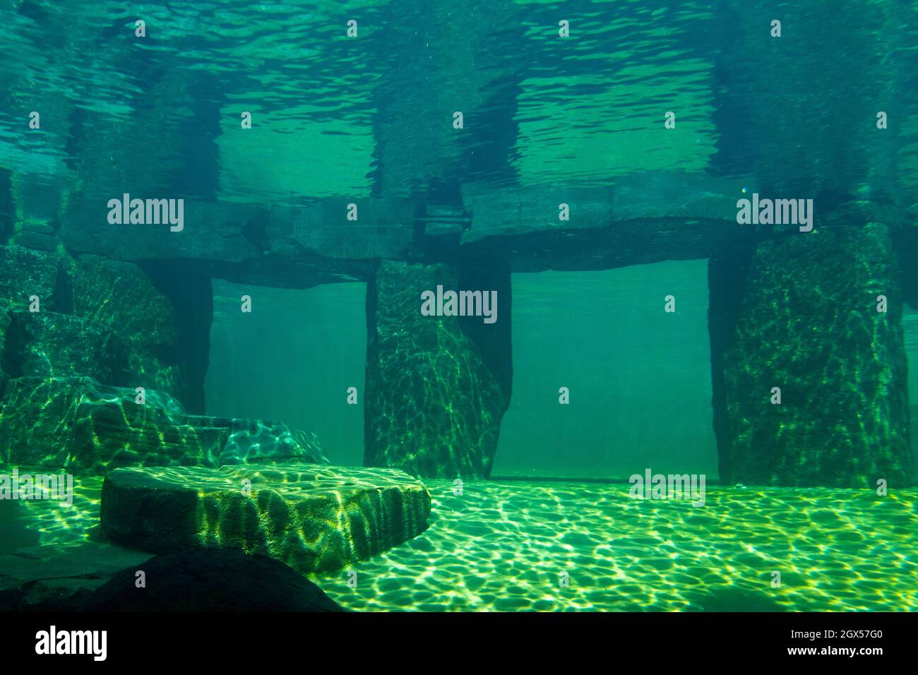 Una pietra colonne sotto acqua verde Foto Stock