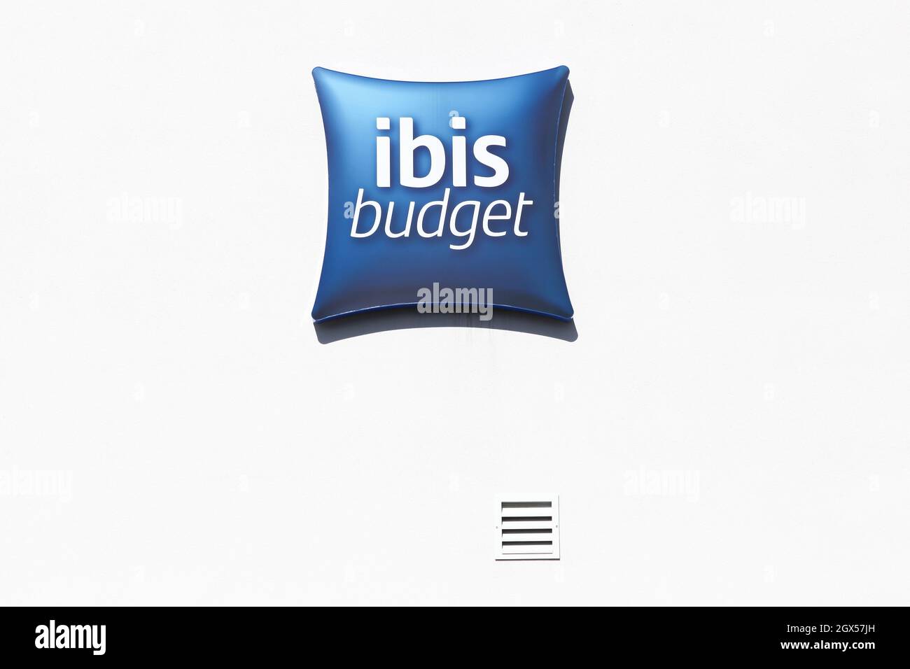 Macon, Francia - 15 marzo 2020: Logo ibis budget su un muro. Ibis budget è un hotel di categoria economica Foto Stock