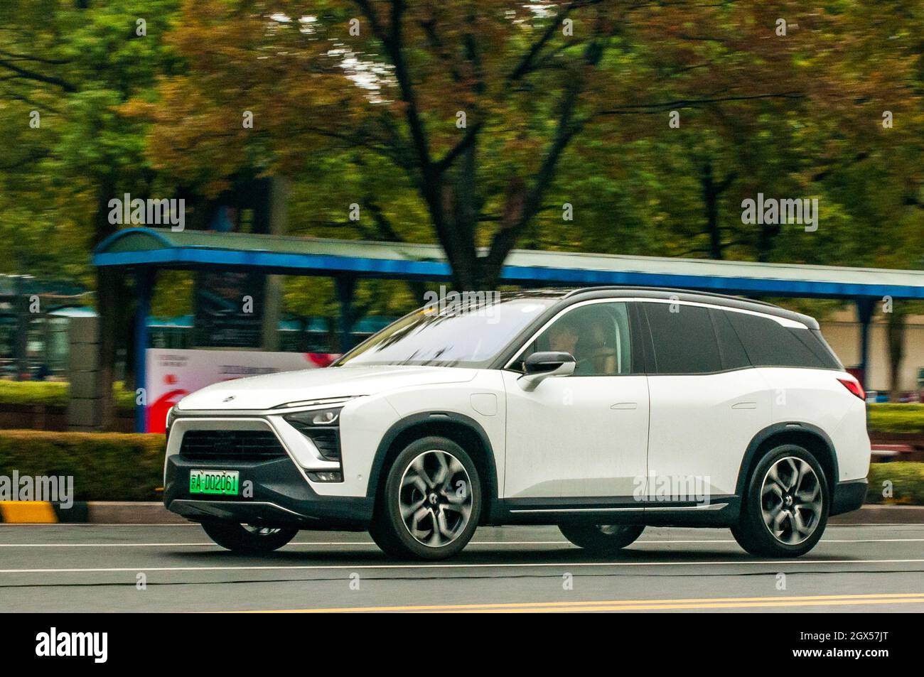 Un Nio ES8 SUV elettrico essendo azionato nella città cinese di Suzhou. Foto Stock