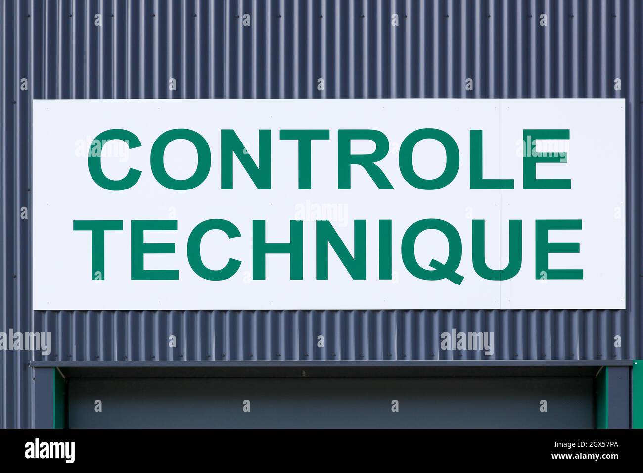 Cartello d'ispezione del veicolo in Francia chiamato Controlle Technique in lingua francese Foto Stock