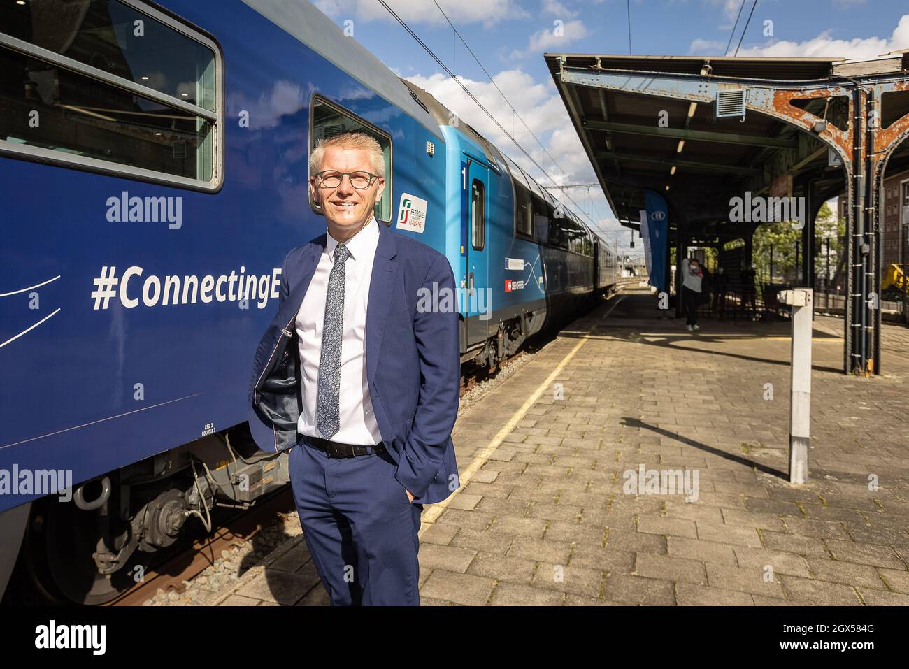 Il vice primo ministro e ministro della mobilità Georges Gilkinet propone al fotografo come il treno "Connecting Europe Express" arriva al treno WO Foto Stock