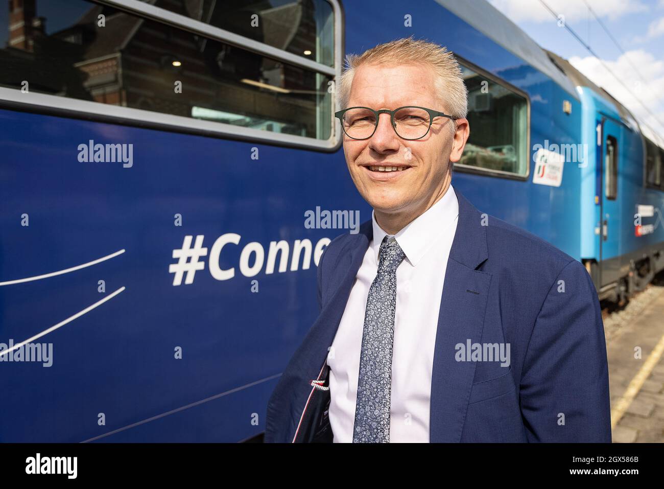 Il vice primo ministro e ministro della mobilità Georges Gilkinet propone al fotografo come il treno "Connecting Europe Express" arriva al treno WO Foto Stock