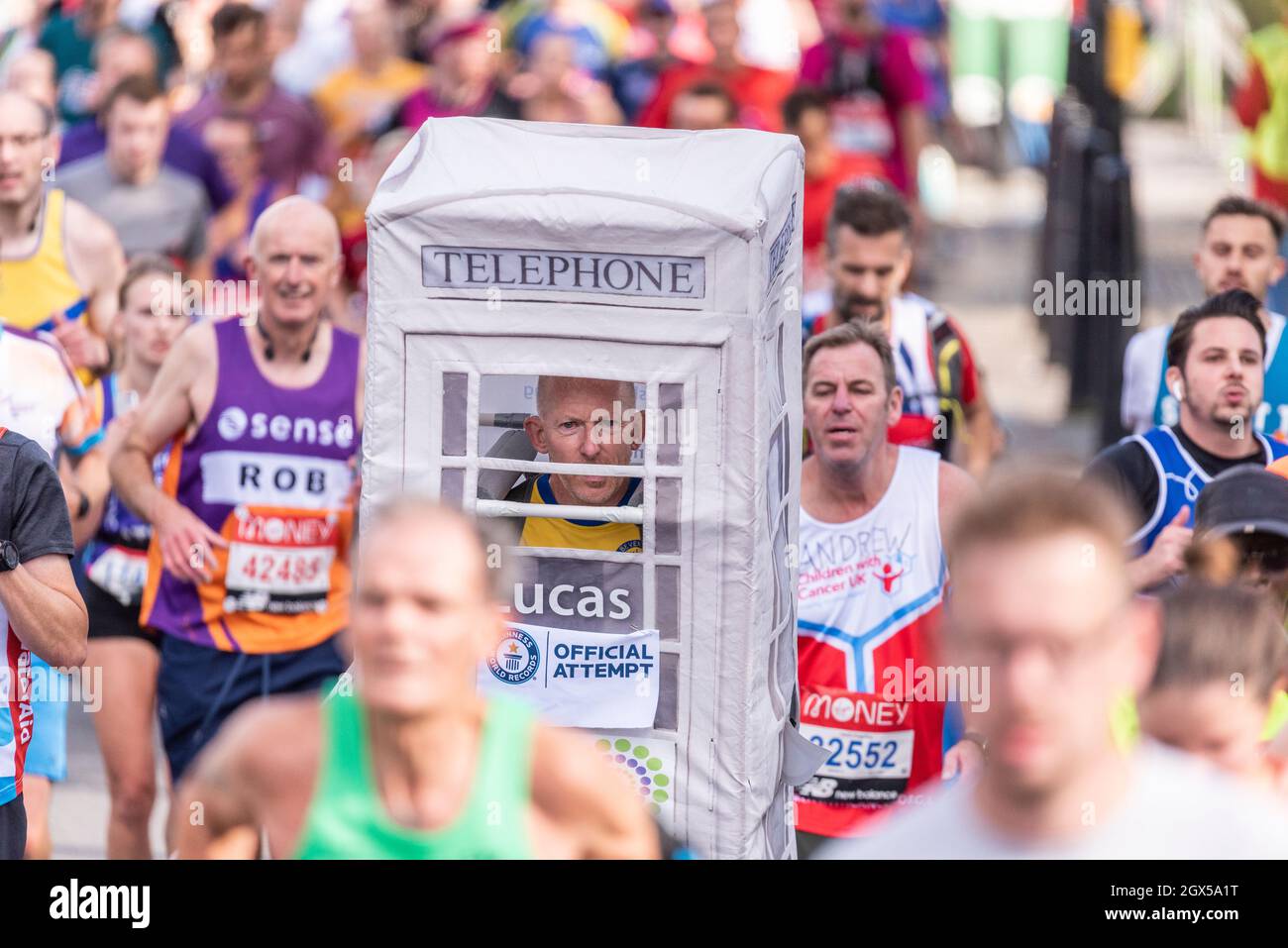 Lucas Meagor corre nella Virgin Money London Marathon 2021, a Tower Hill, Londra, Regno Unito. Tentativo di registrazione ufficiale Foto Stock