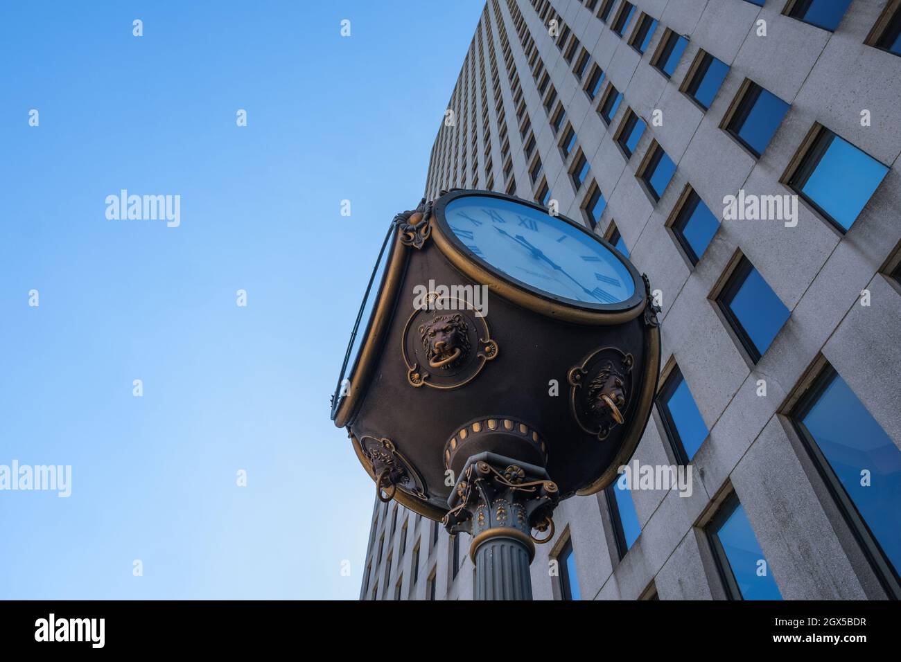 NEW ORLEANS, LA, USA - 26 SETTEMBRE 2021: Orologio in ottone e fronte del 1010 edificio comune centro Foto Stock