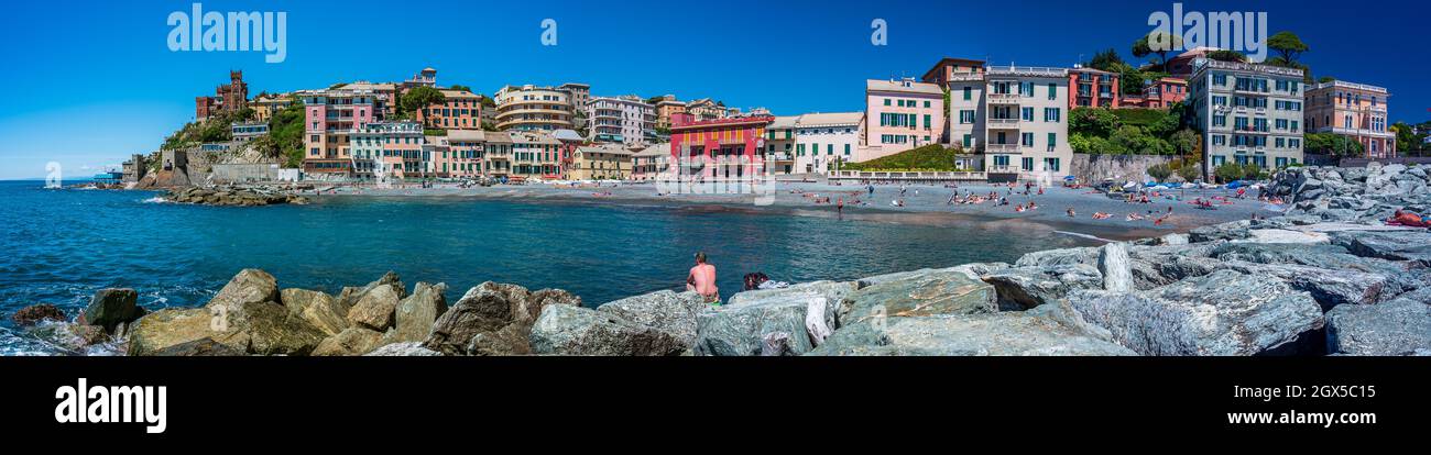 Spiaggia, scogliera e villaggio di pescatori di Vernazzola vicino al centro di Genova, sulla Riviera italiana Foto Stock