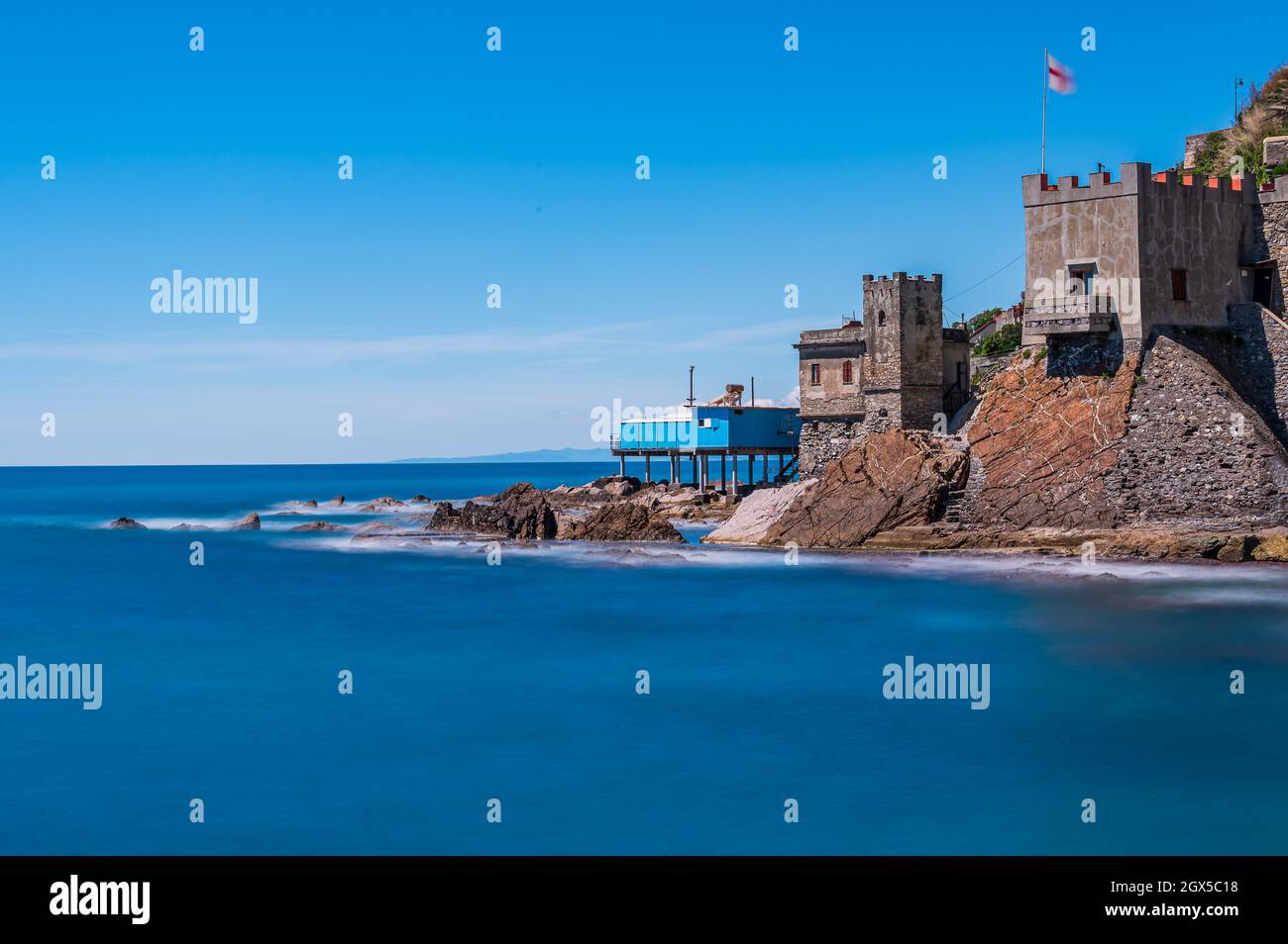 Spiaggia, scogliera e villaggio di pescatori di Vernazzola vicino al centro di Genova, sulla Riviera italiana Foto Stock