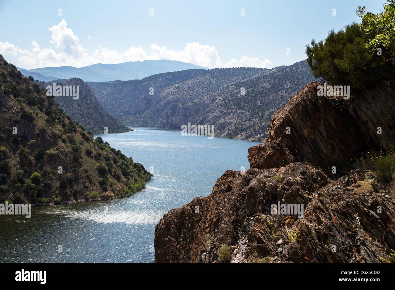 Massa rocciosa e vista della diga di Nallihan Sariyar Foto Stock