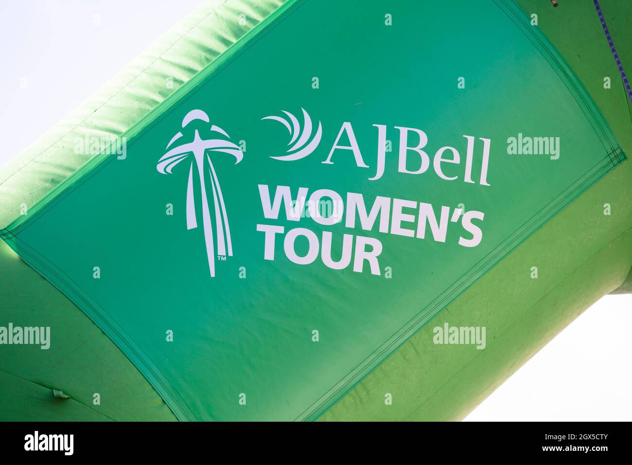 Bicester, Regno Unito - Ottobre 2021: Logo per il tour AJ Bell Womens. Una gara ciclistica femminile nel Regno Unito Foto Stock