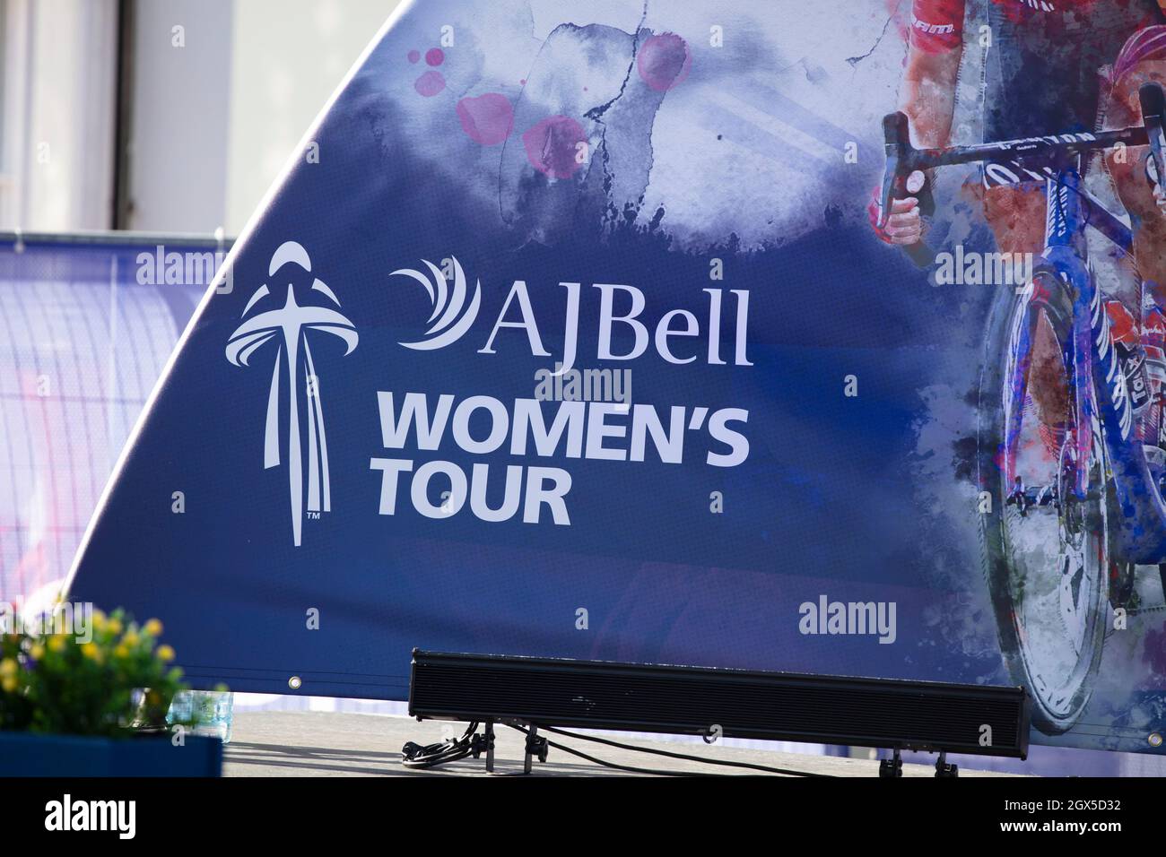 Bicester, Regno Unito - Ottobre 2021: Logo per il tour AJ Bell Womens. Una gara ciclistica femminile nel Regno Unito Foto Stock