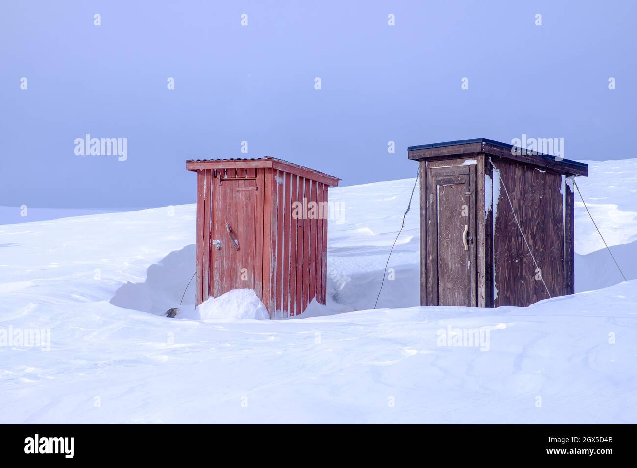 Cabine WC in un villaggio di Sami nella neve d'inverno, Finlandia, Scandinavia Foto Stock