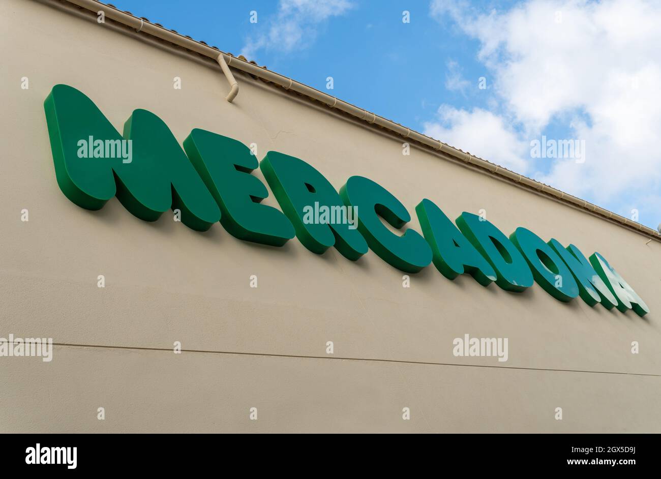 Llucmajor, Spagna; ottobre 02 2021: Logo del supermercato Mercadona e catena alimentare su una facciata in una giornata di sole Foto Stock