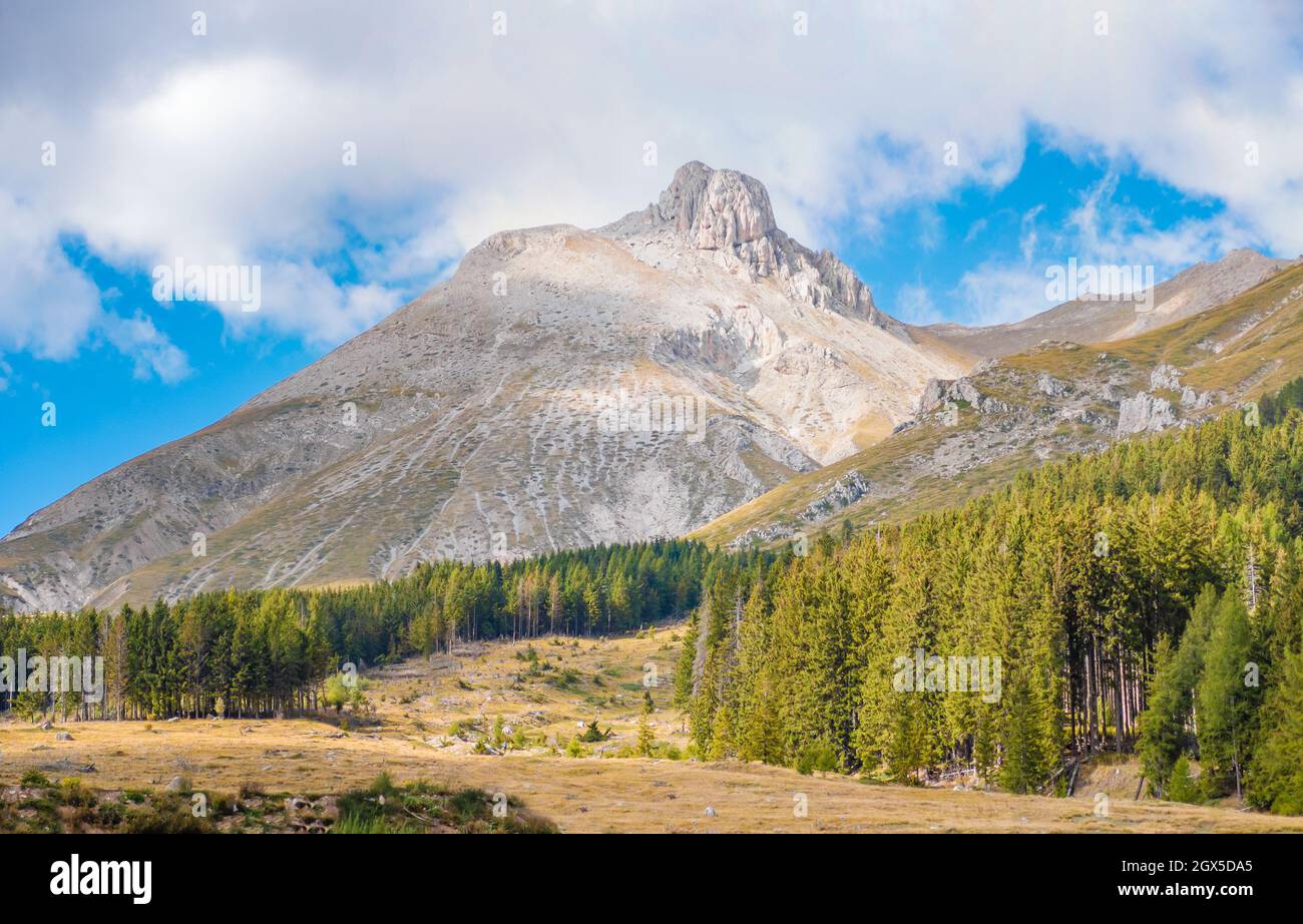 Monte Prena Camicia (Italia) - una vetta della montagna chiamata Gran Sasso, centro Italia, regione Abruzzo, con escursionista che pratica trekking Foto Stock