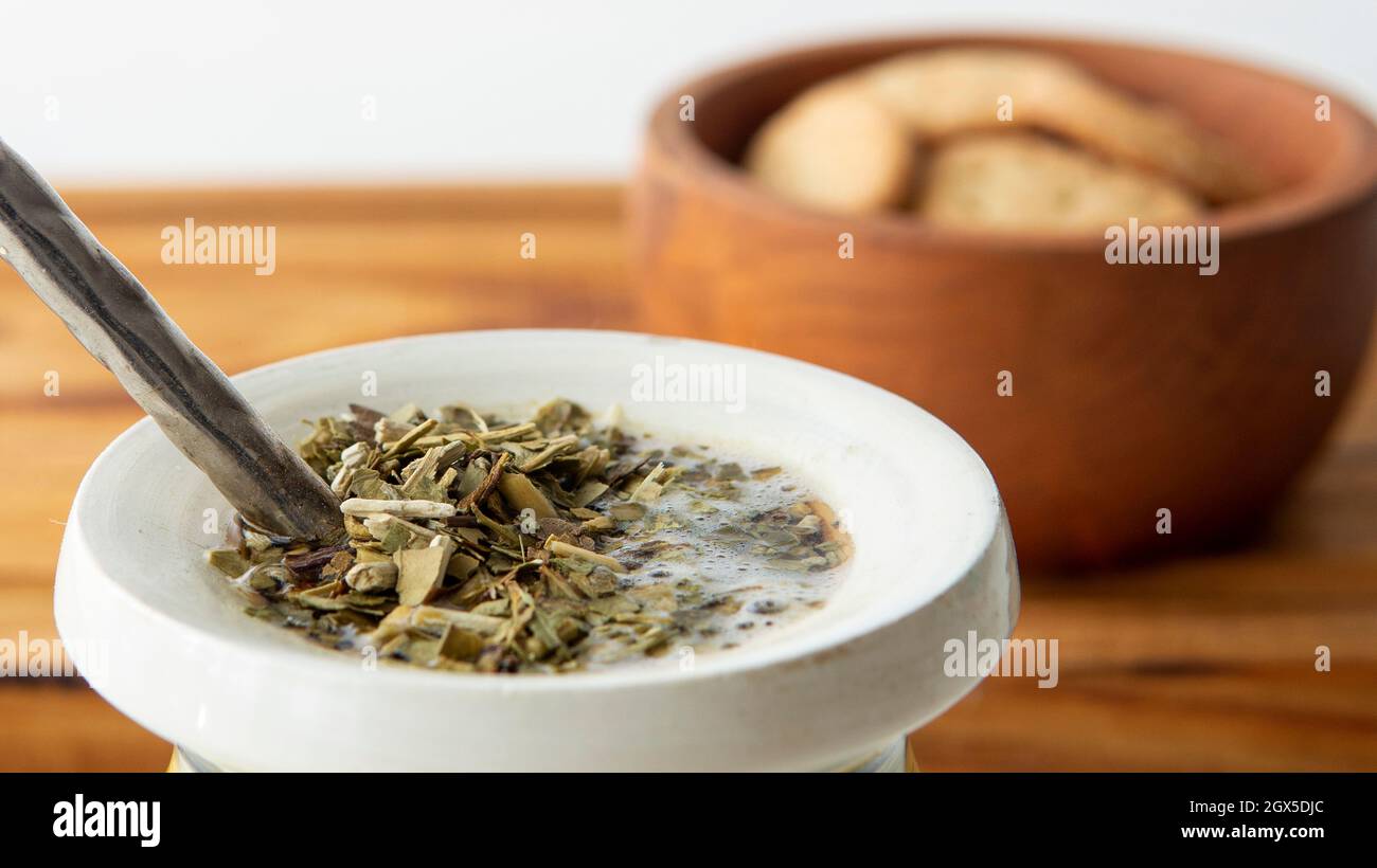 Vista ravvicinata di un'infusione a caldo yerba mate su un tavolo bianco Foto Stock