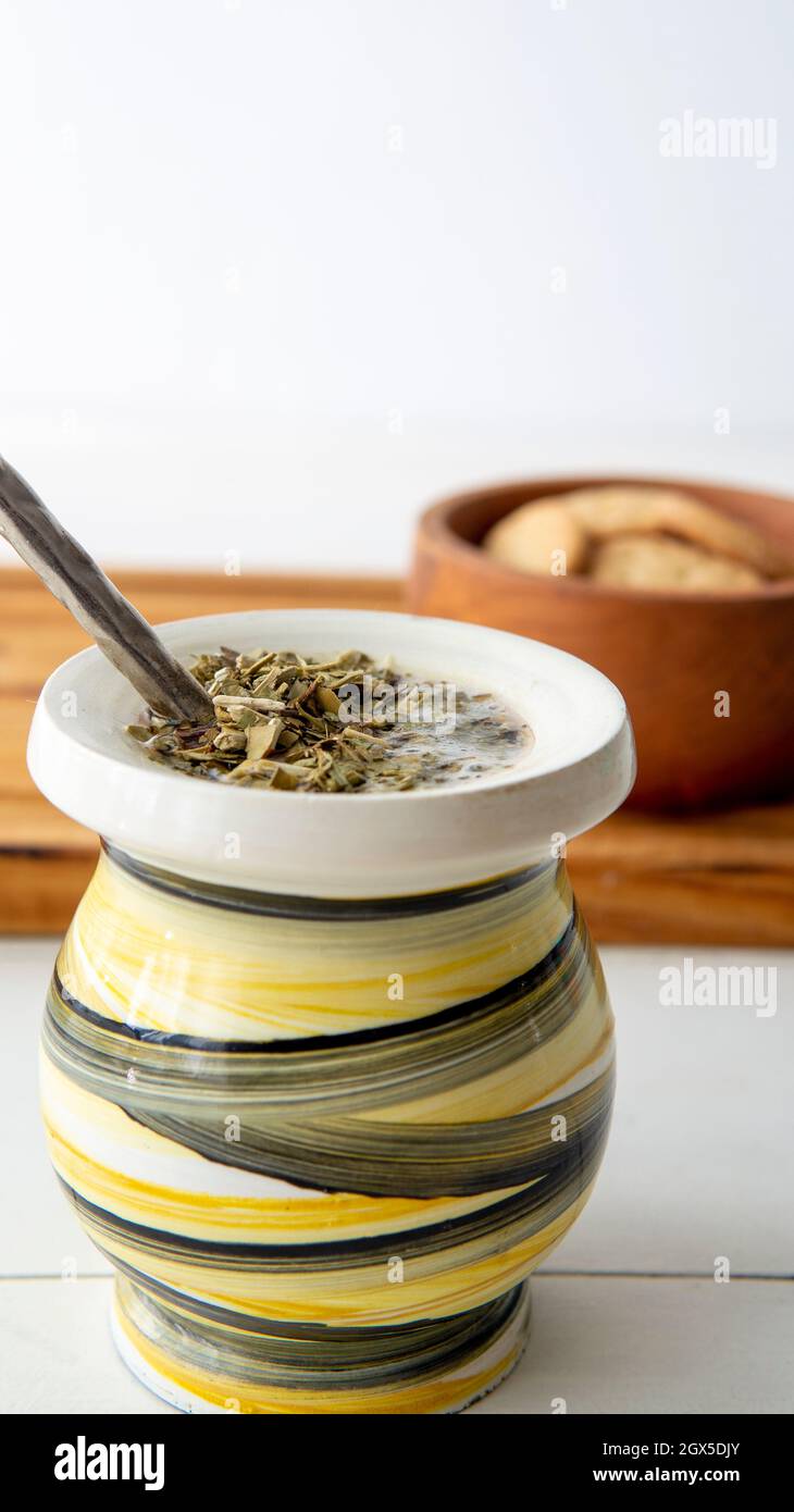 Vista ravvicinata di un'infusione a caldo yerba mate su un tavolo bianco Foto Stock