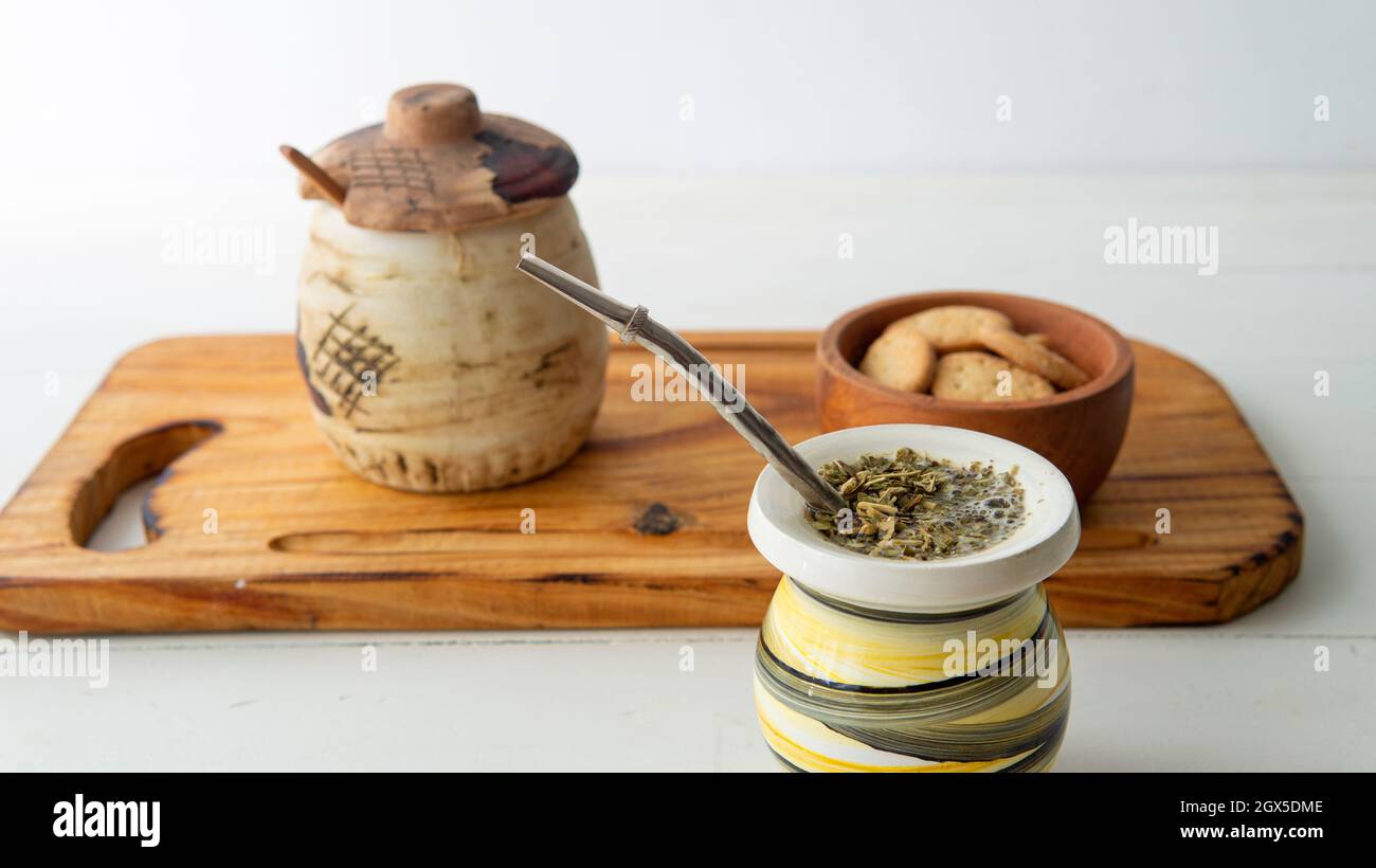 Vista ravvicinata di un'infusione a caldo yerba mate su un tavolo bianco Foto Stock