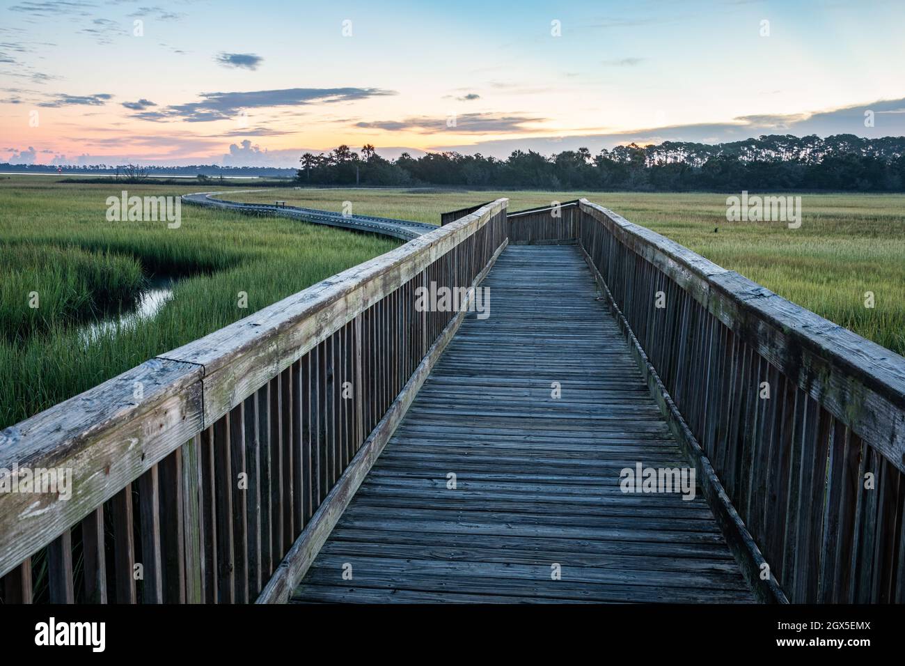 Alba sopra la palude di acqua salata lungo il fiume Tolomato a St. Augustine, Florida. Foto Stock