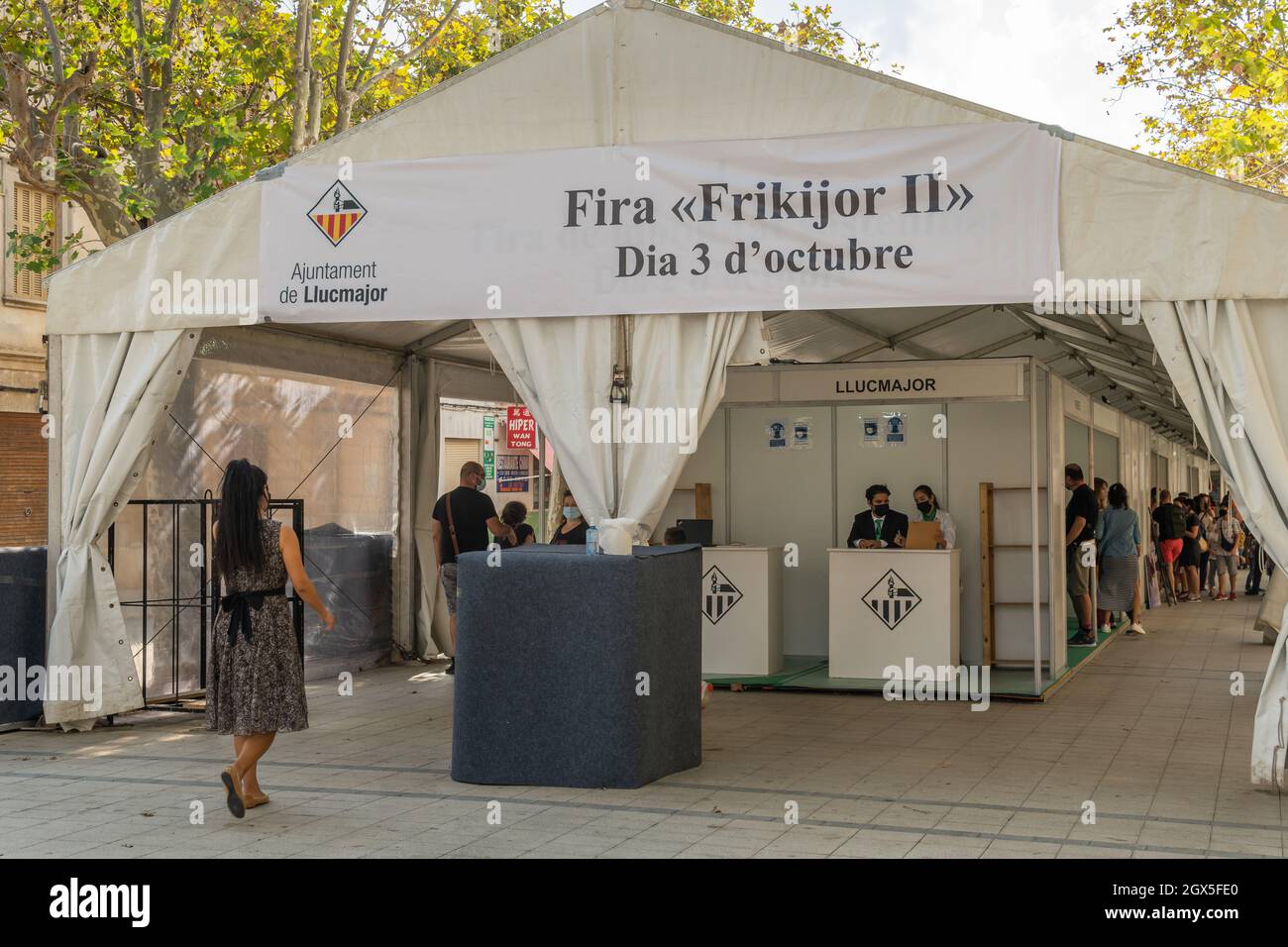 Llucmajor, Spagna; ottobre 03 2021: Tenda di ingresso alla seconda edizione della fiera Frikijor che si tiene nella città di Llucmajor a Maiorca. Testo della tenda w Foto Stock