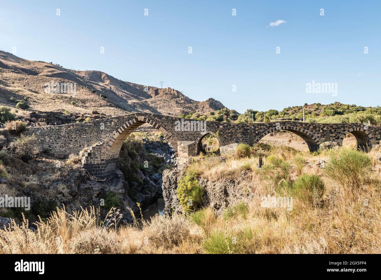 Il Ponte dei Saraceni (Ponte dei Saraceni) sul fiume Simeto, nei pressi di Adrano, Sicilia. Risalente al 11c, è stato ricostruito più volte Foto Stock