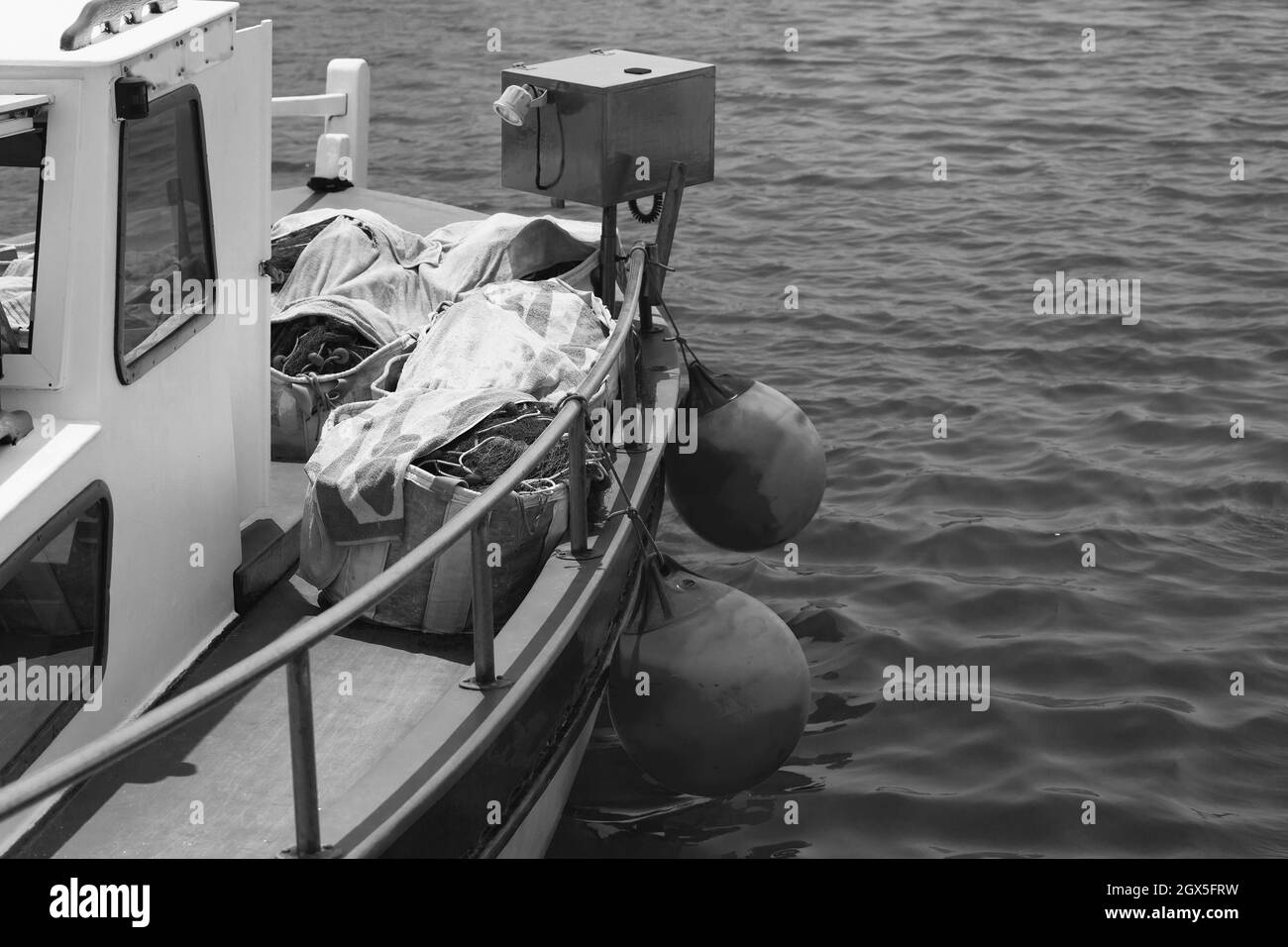 Piccolo frammento di barca da pesca. Foto vintage stilizzata in bianco e nero Foto Stock