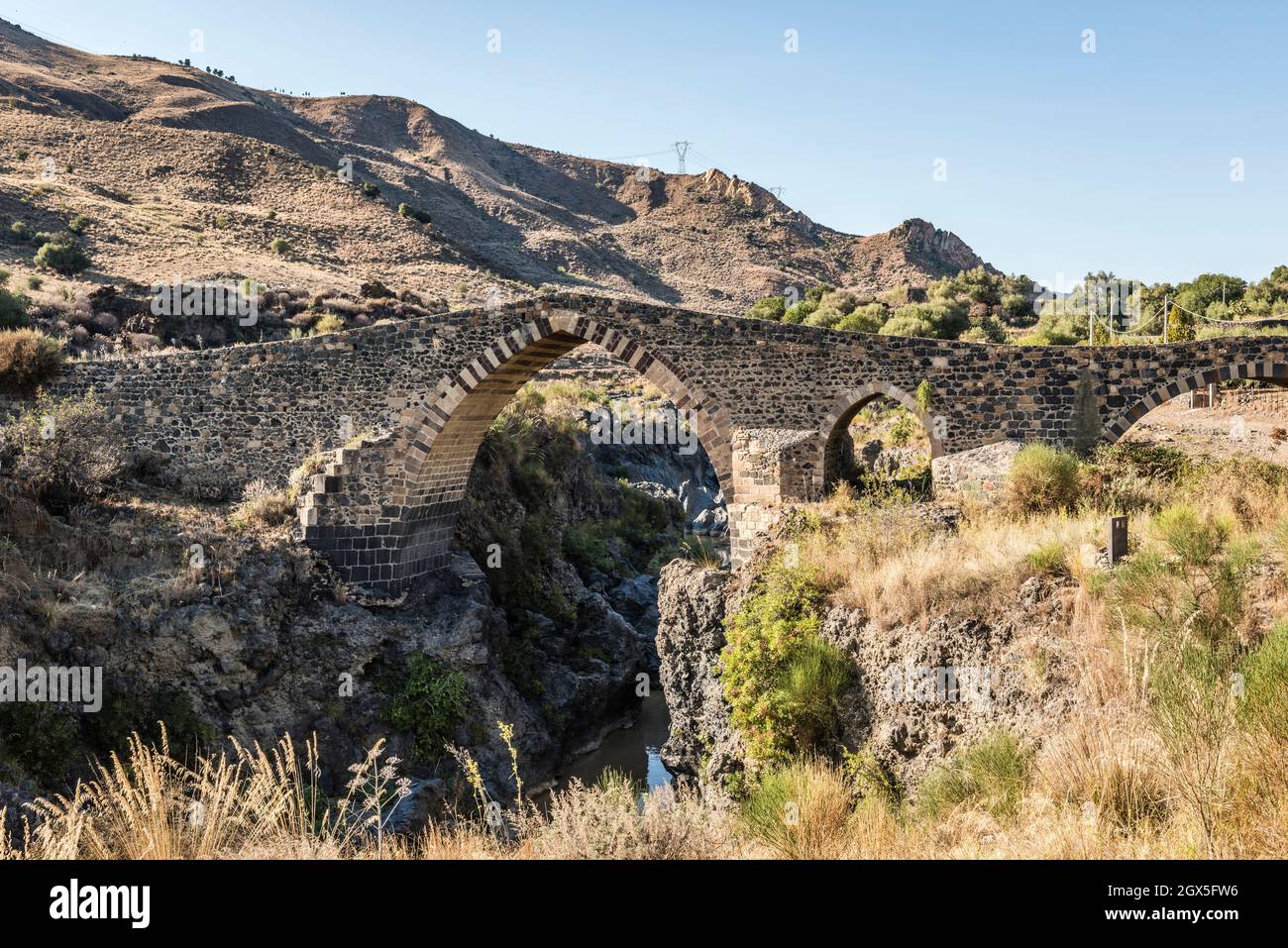 Il Ponte dei Saraceni (Ponte dei Saraceni) sul fiume Simeto, nei pressi di Adrano, Sicilia. Risalente al 11c, è stato ricostruito più volte Foto Stock